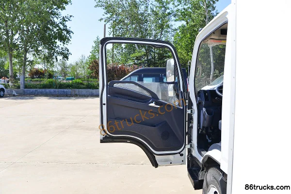 Jiangxi Isuzu Yifang EC7 116 hp 4X2(6 wheels) 4.1m Refrigerated Truck (Tuoluxing Brand) Cab (1) | 86Trucks