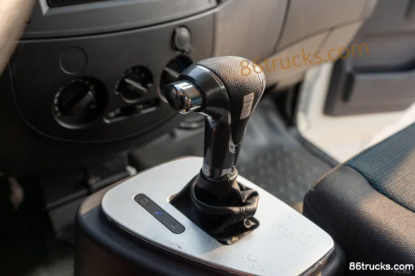Xinchufeng H3 4.5T 4.16 m cabine simple camion léger fourgon à grille électrique pur 81.14kWh 4X2(6 roues) Intérieur (3) | 86Trucks