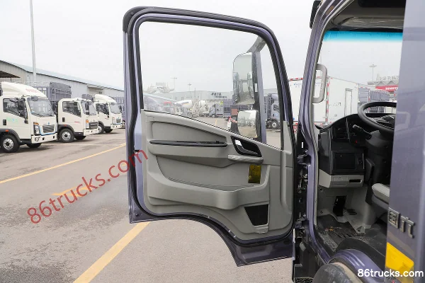 Sinotruk HOWO Tongshuai 160 hp 4X2(6 wheels) 4.15m Single Row Stake Truck (Fast Gear 8-speed) Cab (1) | 86Trucks