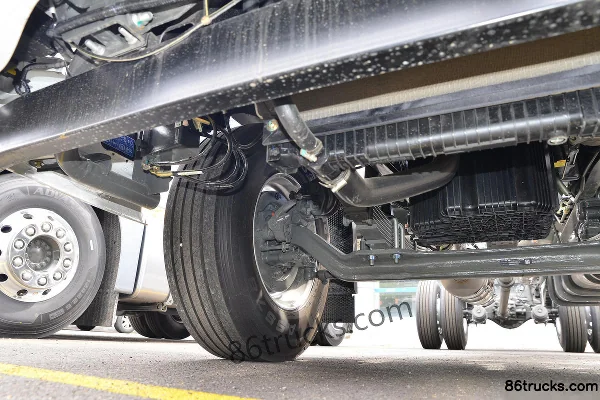 Sinotruk Sitrak G5S Heavy Truck Luxury Edition 330 hp 6X2(8 wheels) 9.8m AMT Automatic Flatbed Cargo Truck (China VI) Chassis (2) | 86Trucks