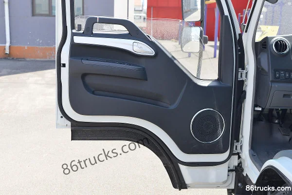 JAC Junling E3 120 hp 4X2(6 wheels) 2.6m Double Row Flatbed Light Truck Cab (2) | 86Trucks