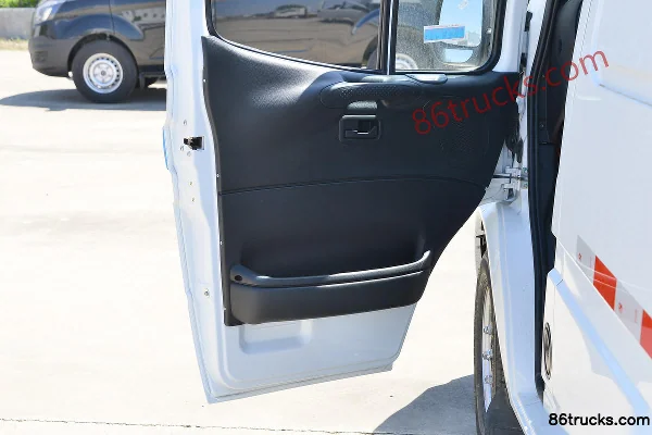JMC Teshun 122 hp 3-seat 2.8T diesel high roof cargo van (China VI) Cab (2) | 86Trucks