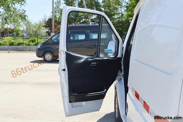 JMC Teshun 122 hp 3-seat 2.8T diesel high roof cargo van (China VI) Cab (1) | 86Trucks