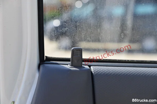 JMC Shunda narrow body 116hp 4X2(6 wheels) 4.21m single-row van light truck (China VI) Cab (3) | 86Trucks