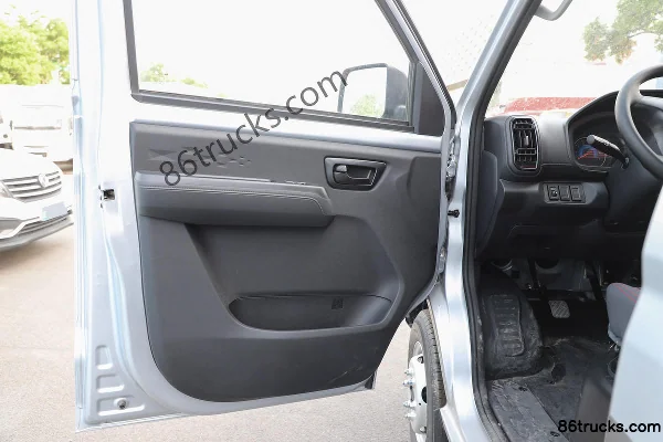 Dongfeng D71 LV1 2.0L 142 hp 4X2(6 wheels) Gasoline 3.4m Single Row Flatbed Light Truck (China VI) Cab (3) | 86Trucks