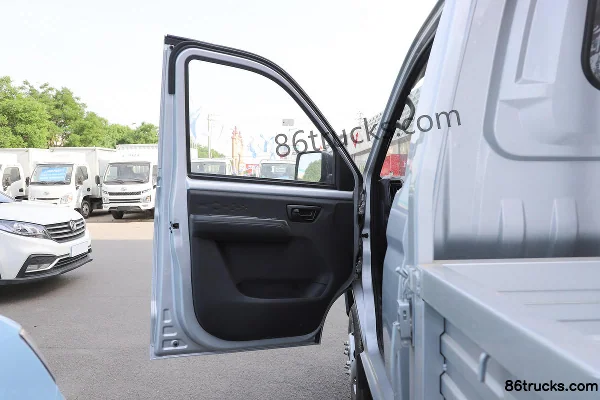 Dongfeng D71 LV1 2.0L 142 hp 4X2(6 wheels) Gasoline 3.4m Single Row Flatbed Light Truck (China VI) Cab (2) | 86Trucks