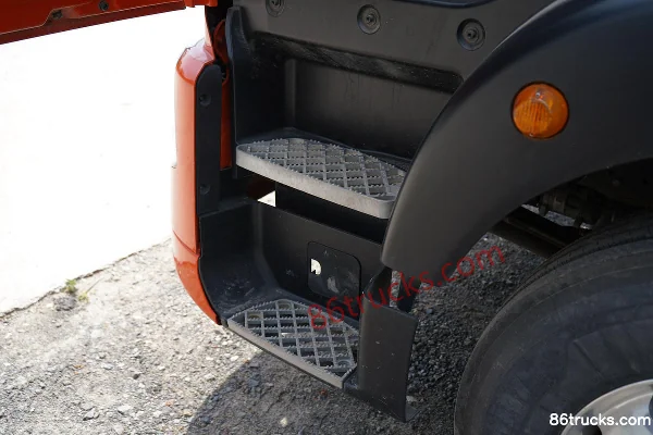 Sinotruk HOWO TX 270hp 4X2(6 wheels) Automatic Live Fresh Aquatic Product Transport Truck (Runyuda Brand) Cab (3) | 86Trucks