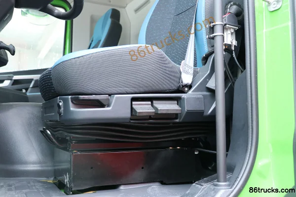Beijing Trucks Dream Chaser 490 hp 8X4(12 wheels) 6m AMT automatic dump truck Cab (3) | 86Trucks