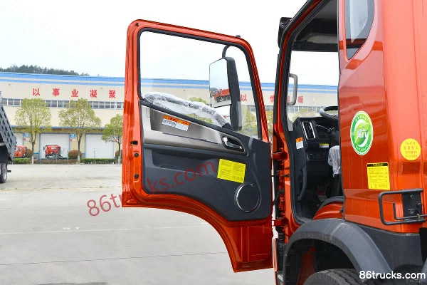 Dayun Yunlong Standard Load 230hp 4X2(6 wheels) 5.4m enclosed cargo truck Cab (1) | 86Trucks
