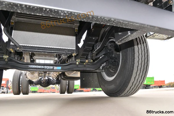 Dayun Yunlong Standard Load 230hp 4X2(6 wheels) 5.4m enclosed cargo truck Chassis (3) | 86Trucks