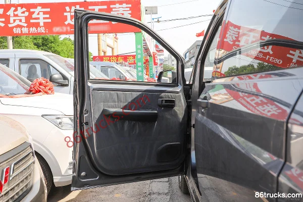 Wuling Zhengcheng 2015 Luxury Manual 7-Seat 133hp 1.8L Business Van Cab (1) | 86Trucks