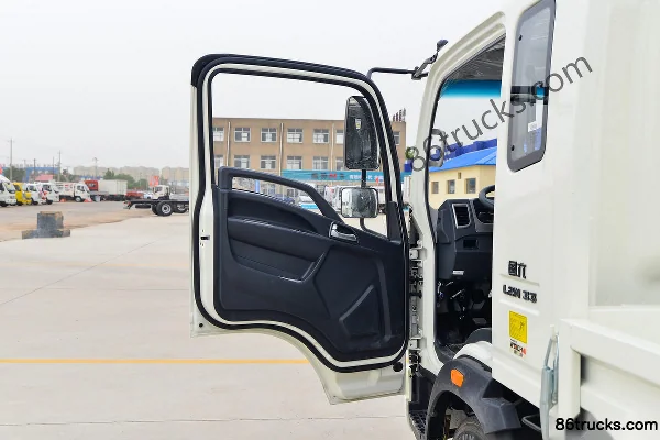 Sinotruk HOWO Hanjiang M 140hp 4X2(6 wheels) 3.85m semi-row flatbed truck Cab (1) | 86Trucks