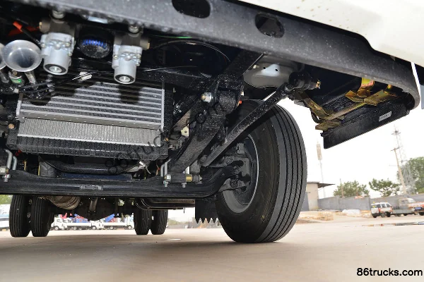 Sinotruk HOWO Hanjiang M 140hp 4X2(6 wheels) 3.85m semi-row flatbed truck Chassis (3) | 86Trucks