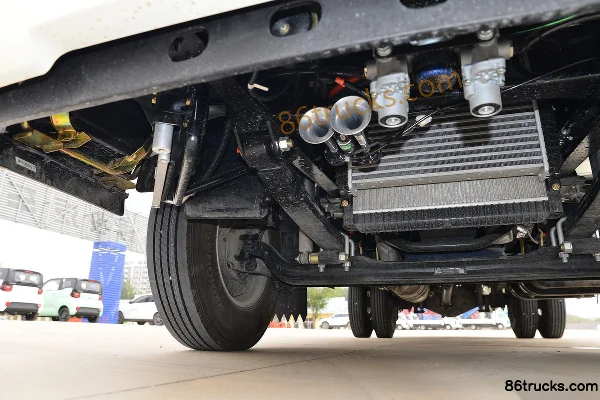 Sinotruk HOWO Hanjiang M 140hp 4X2(6 wheels) 3.85m semi-row flatbed truck Chassis (2) | 86Trucks