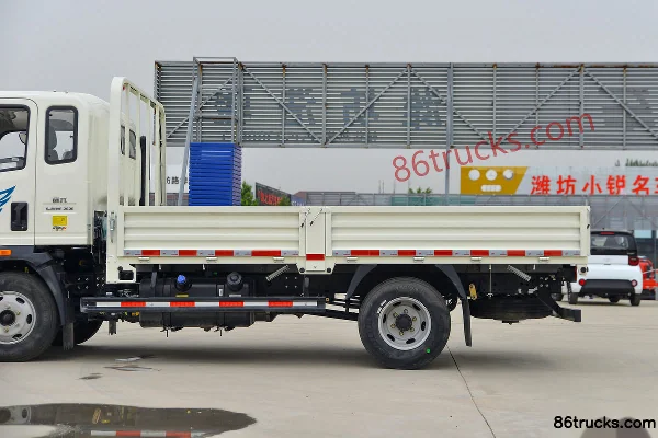 Sinotruk HOWO Hanjiang M 140hp 4X2(6 wheels) 3.85m semi-row flatbed truck Body (2) | 86Trucks
