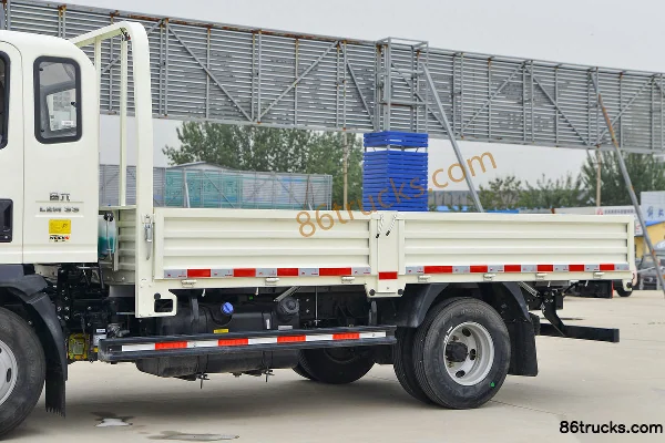 Sinotruk HOWO Hanjiang M 140hp 4X2(6 wheels) 3.85m semi-row flatbed truck Body (1) | 86Trucks