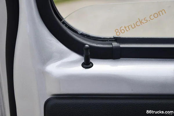 Ouling Fengrui F3 1.6L 122 hp 4X2(6 wheels) Gasoline 2.71m Double Row Stake Truck (China VI) Cab (3) | 86Trucks