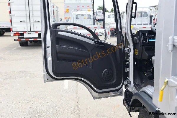 Tangjun Ouling Jinlika II 129hp 4X2(6 wheels) 4.13m single-row stake truck (light truck) Cab (2) | 86Trucks