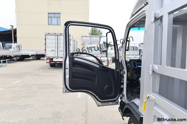 Tangjun Ouling Jinlika II 129hp 4X2(6 wheels) 4.13m single-row stake truck (light truck) Cab (1) | 86Trucks