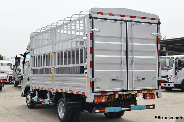 Tangjun Ouling Jinlika II 129hp 4X2(6 wheels) 4.13m single-row stake truck (light truck) Body (3) | 86Trucks