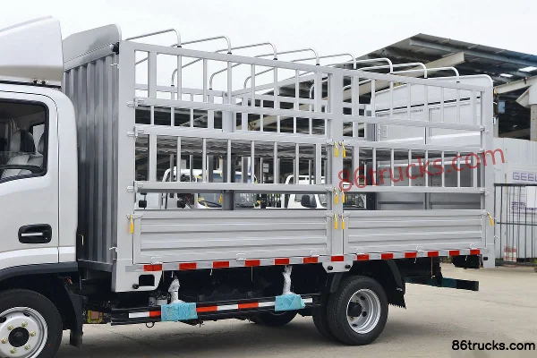 Tangjun Ouling Jinlika II 129hp 4X2(6 wheels) 4.13m single-row stake truck (light truck) Body (1) | 86Trucks
