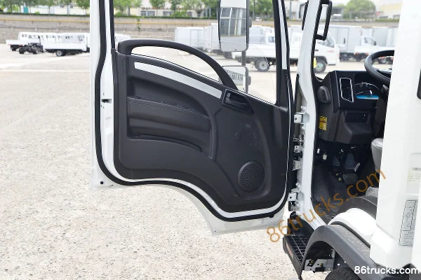Ouling Jinlika II 115 hp 4X2(6 wheels) 3.7m single-row van light truck Cab (2) | 86Trucks