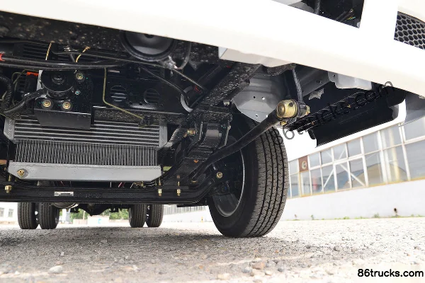 Ouling Jinlika II 115 hp 4X2(6 wheels) 3.7m single-row van light truck Chassis (3) | 86Trucks
