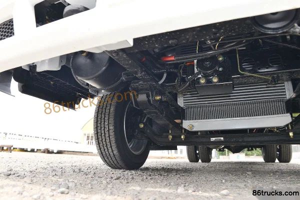 Ouling Jinlika II 115 hp 4X2(6 wheels) 3.7m single-row van light truck Chassis (2) | 86Trucks
