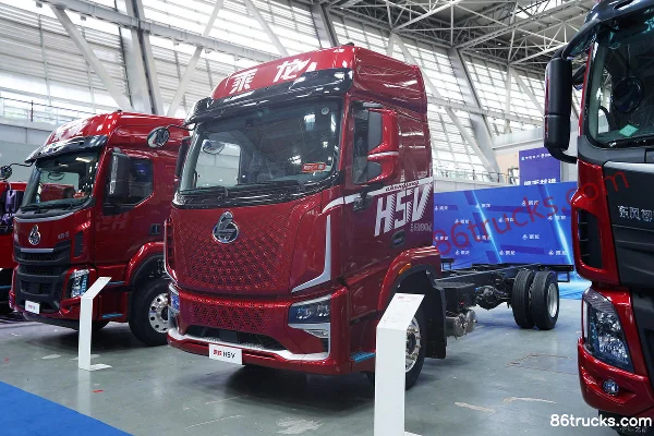 Dongfeng Liuqi Chenglong H5V 320hp 4X2(6 wheels) 6.8m AMT Automatic Stake Cargo Truck Exterior (3) | 86Trucks