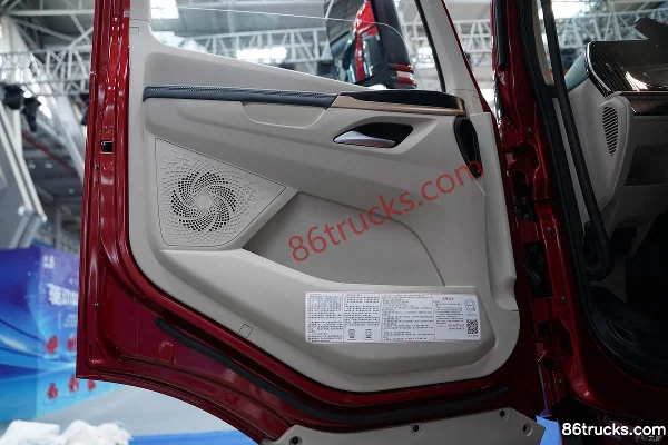 Dongfeng Liuqi Chenglong H5V 320hp 4X2(6 wheels) 6.8m AMT Automatic Stake Cargo Truck Cab (2) | 86Trucks