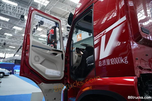 Dongfeng Liuqi Chenglong H5V 320hp 4X2(6 wheels) 6.8m AMT Automatic Stake Cargo Truck Cab (1) | 86Trucks