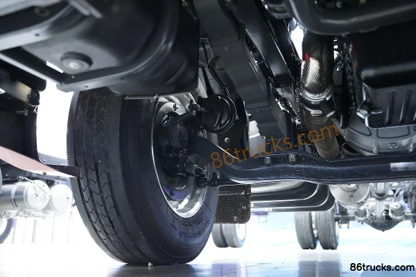 Dongfeng Liuqi Chenglong H5V 320hp 4X2(6 wheels) 6.8m AMT Automatic Stake Cargo Truck Chassis (2) | 86Trucks