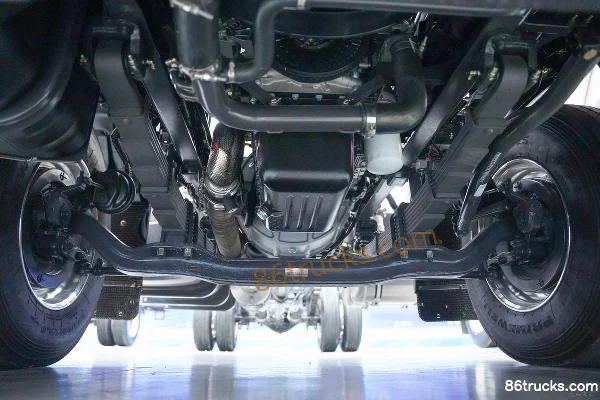 Dongfeng Liuqi Chenglong H5V 320hp 4X2(6 wheels) 6.8m AMT Automatic Stake Cargo Truck Chassis (1) | 86Trucks