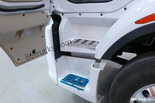 Dongfeng Liuqi Chenglong H5V 4X2(6 wheels) 6.8m hybrid van cargo truck 15.6kWh Interior (3) | 86Trucks