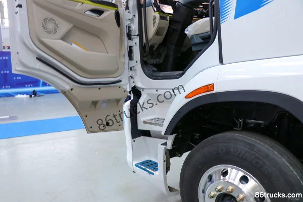 Dongfeng Liuqi Chenglong H5V 4X2(6 wheels) 6.8m hybrid van cargo truck 15.6kWh Interior (2) | 86Trucks