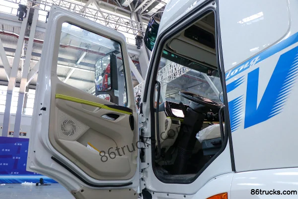 Dongfeng Liuqi Chenglong H5V 4X2(6 wheels) 6.8m hybrid van cargo truck 15.6kWh Interior (1) | 86Trucks