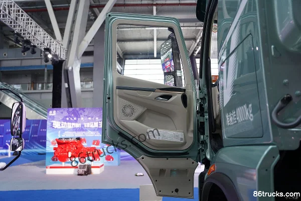 Dongfeng Liuqi Chenglong H5V 480 hp 6X4(10 wheels) AMT Automatic Tractor Truck (Hydraulic Retarder) Cab (1) | 86Trucks