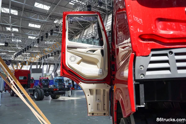 Dongfeng Liuqi Chenglong HK Heavy Truck 500hp 8X4(12 wheels) AMT Automatic Flatbed Cargo Truck Cab (1) | 86Trucks