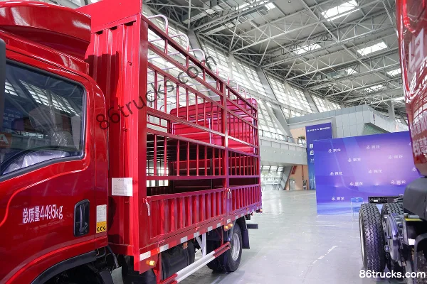 Dongfeng Liuqi Chenglong L2 160 hp 4X2(6 wheels) 4.2m single-row stake truck (axle ratio 4.875) Body (1) | 86Trucks