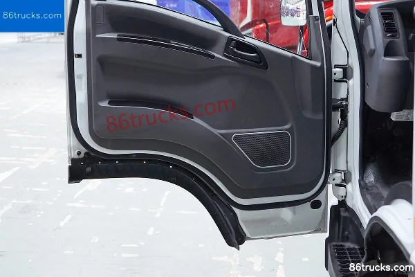 Dongfeng Liuqi Chenglong L2 4.5T CNG plug-in hybrid light truck chassis 15.68kWh 4X2(6 wheels) Interior (2) | 86Trucks