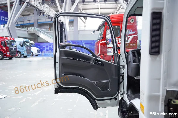 Dongfeng Liuqi Chenglong L2 4.5T CNG plug-in hybrid light truck chassis 15.68kWh 4X2(6 wheels) Interior (1) | 86Trucks