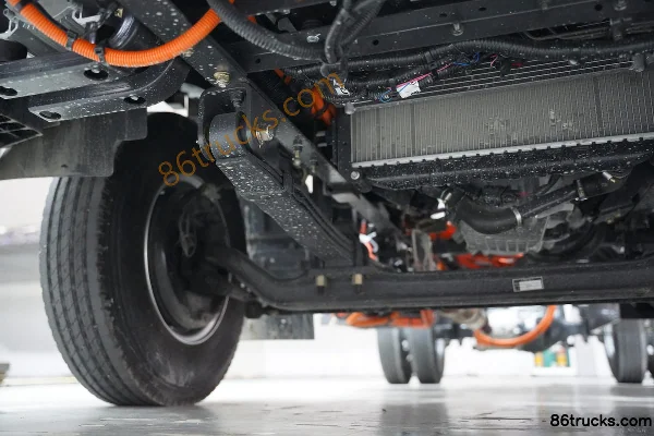 Dongfeng Liuqi Chenglong L2 4.5T CNG plug-in hybrid light truck chassis 15.68kWh 4X2(6 wheels) (2) | 86Trucks