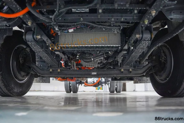 Dongfeng Liuqi Chenglong L2 4.5T CNG plug-in hybrid light truck chassis 15.68kWh 4X2(6 wheels) (1) | 86Trucks