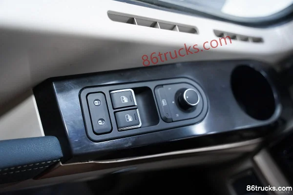 Dongfeng Liuqi Chenglong H5V 290 hp 6X2(8 wheels) hydrogen fuel cell cargo truck Interior (2) | 86Trucks