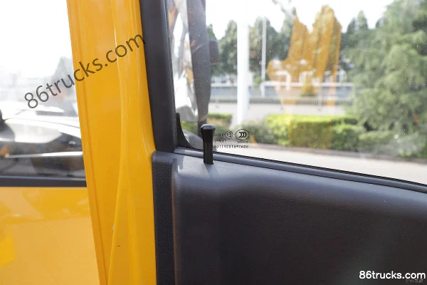 Yuejin Fuxing S100V 116 hp 4X2(6 wheels) 3.05m double-row flatbed small truck Cab (3) | 86Trucks