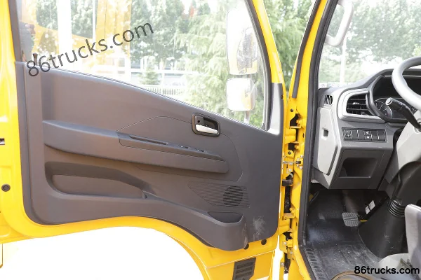 Yuejin Fuxing S100V 116 hp 4X2(6 wheels) 3.05m double-row flatbed small truck Cab (2) | 86Trucks