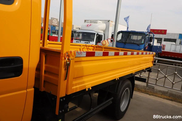 Yuejin Fuxing S100V 116 hp 4X2(6 wheels) 3.05m double-row flatbed small truck Body (1) | 86Trucks