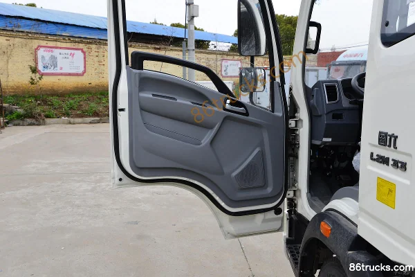 Sinotruk HOWO Zhuimeng 140hp 4X2(6 wheels) 3.85m Semi-row Flatbed Light Truck (WLY 5-speed) Cab (2) | 86Trucks