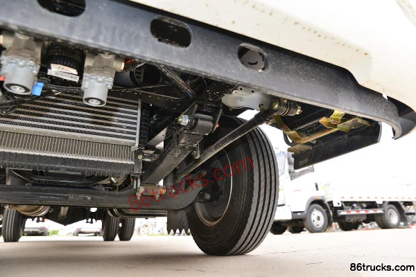 Sinotruk HOWO Zhuimeng 140hp 4X2(6 wheels) 3.85m Semi-row Flatbed Light Truck (WLY 5-speed) Chassis (3) | 86Trucks