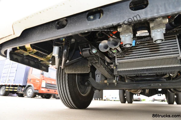 Sinotruk HOWO Zhuimeng 140hp 4X2(6 wheels) 3.85m Semi-row Flatbed Light Truck (WLY 5-speed) Chassis (2) | 86Trucks